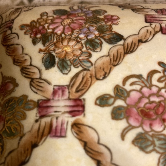 Vintage Porcelain Chinoiserie Decorative Trinket Box. Hand Painted with flowers - Picture 3 of 10